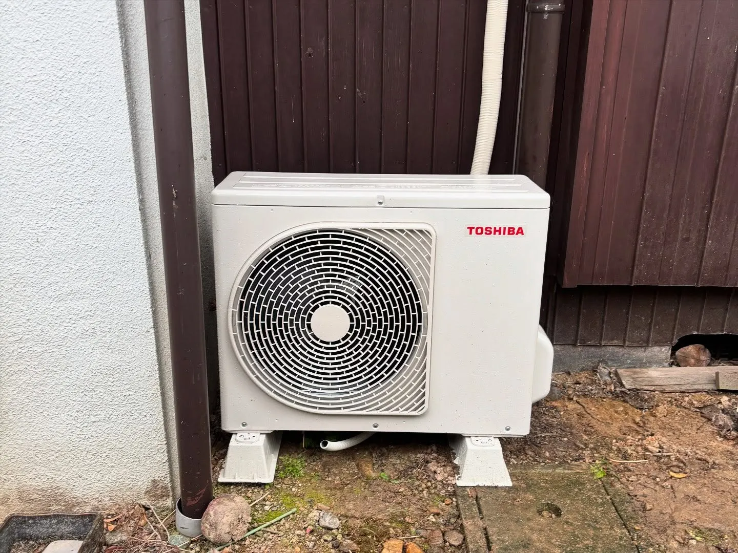 今日は雨の中のエアコン工事。