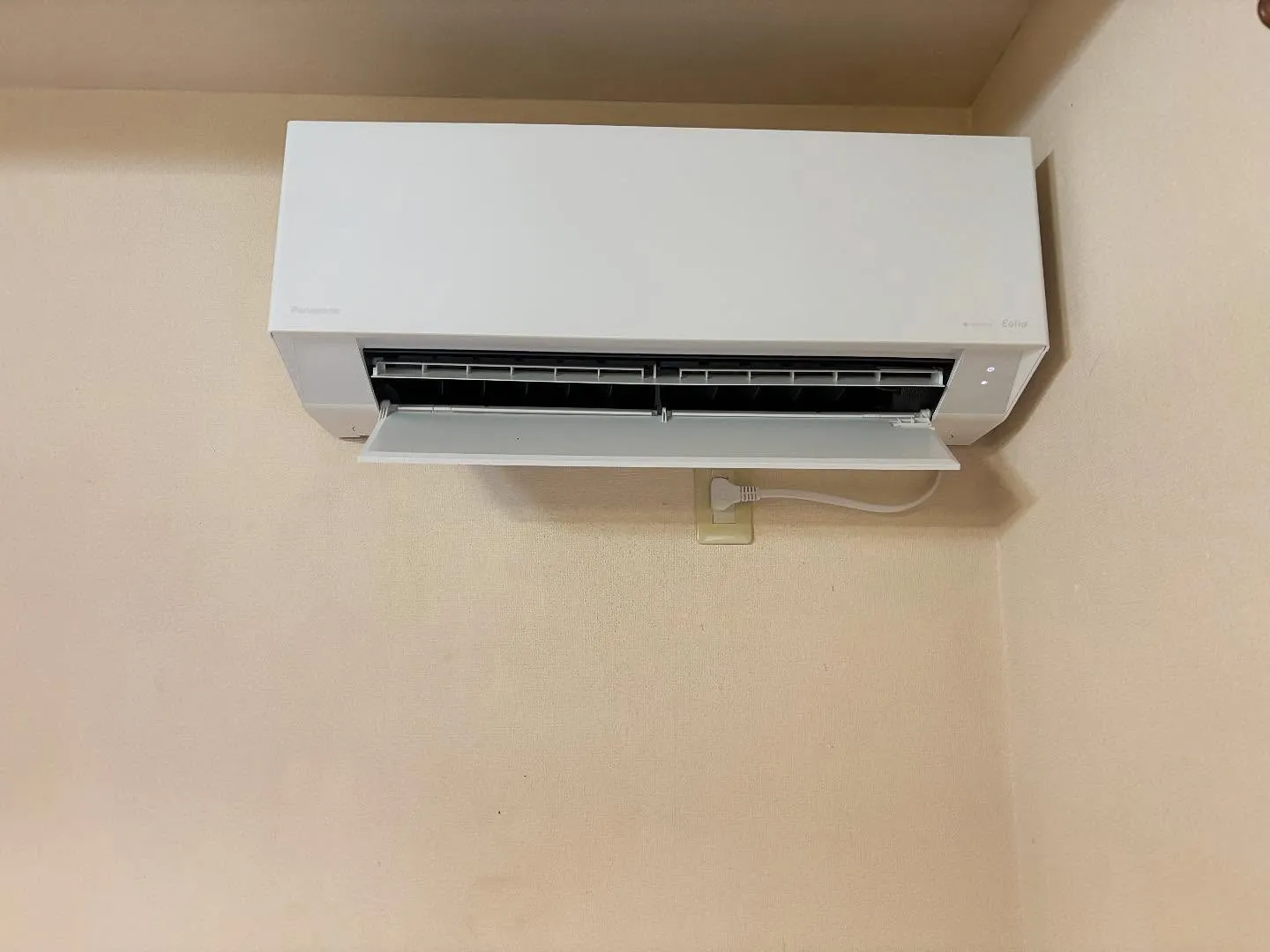 名古屋市のT様邸でのエアコン工事です。