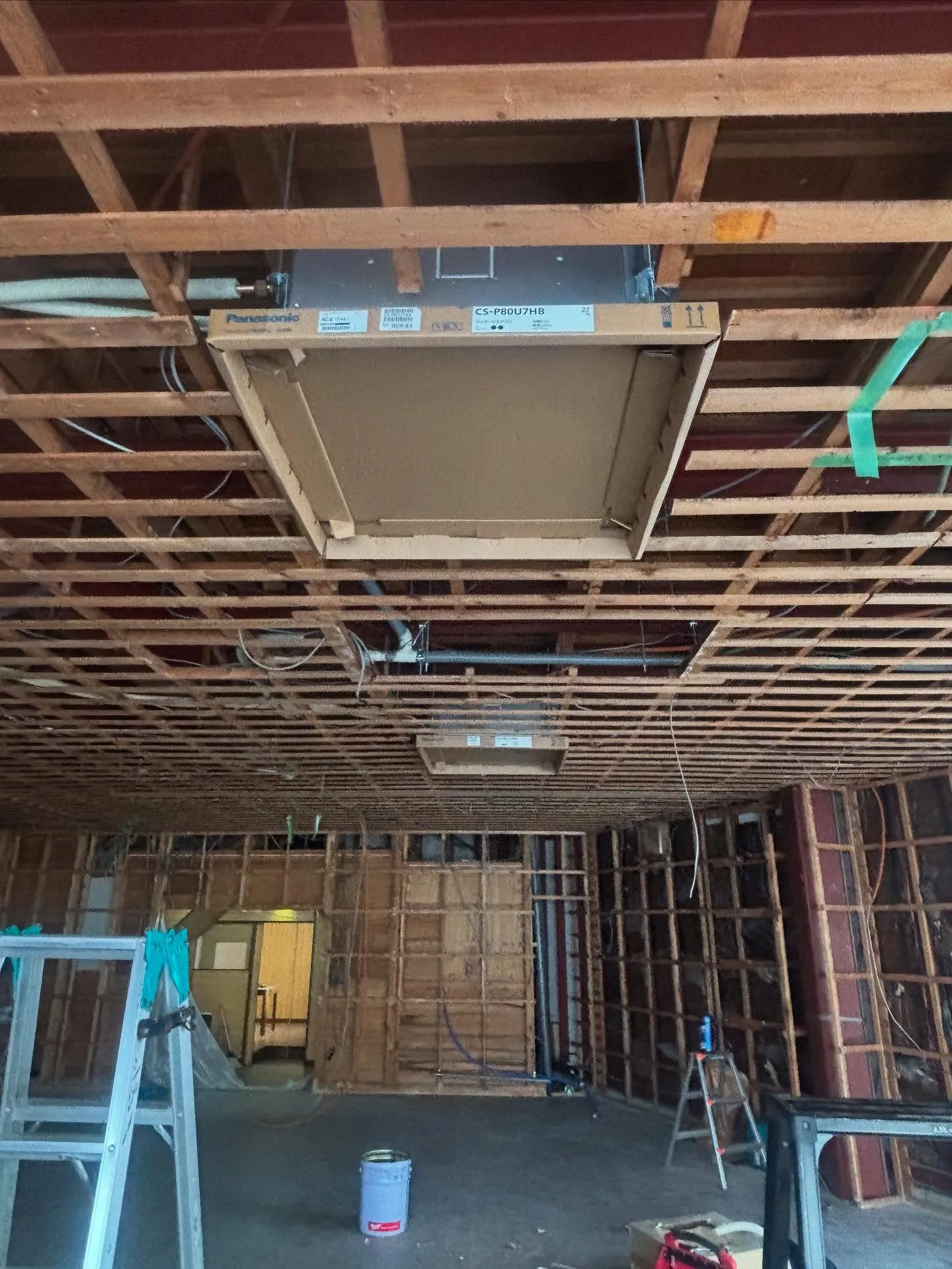 とあるテナントでの業務用エアコン取り付け工事です。