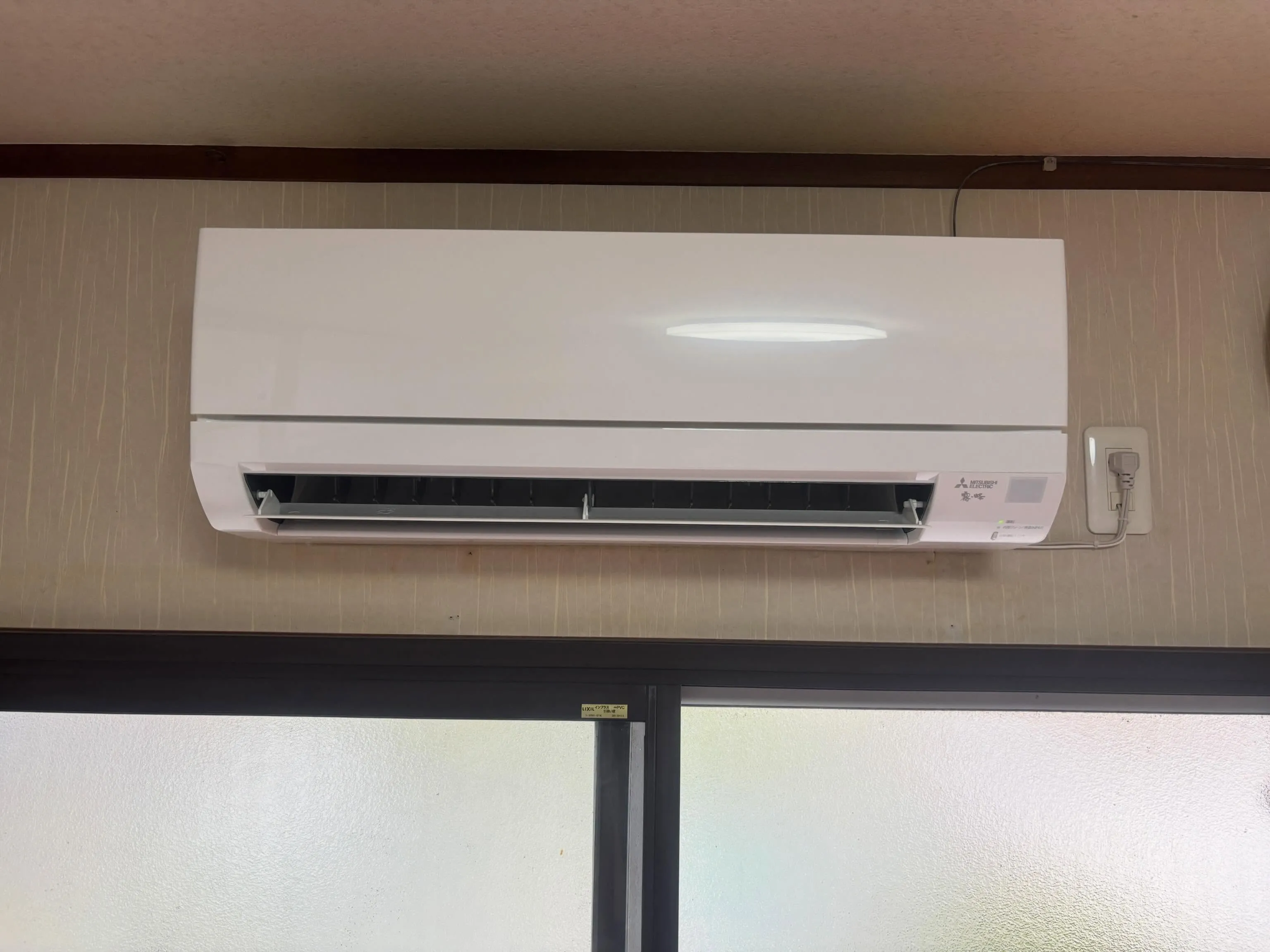 室外機屋根置きエアコン工事。